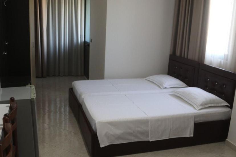 Hotel Tirona ドゥラス エクステリア 写真