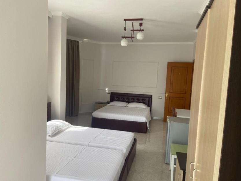Hotel Tirona ドゥラス エクステリア 写真