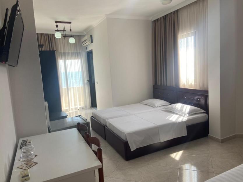 Hotel Tirona ドゥラス エクステリア 写真