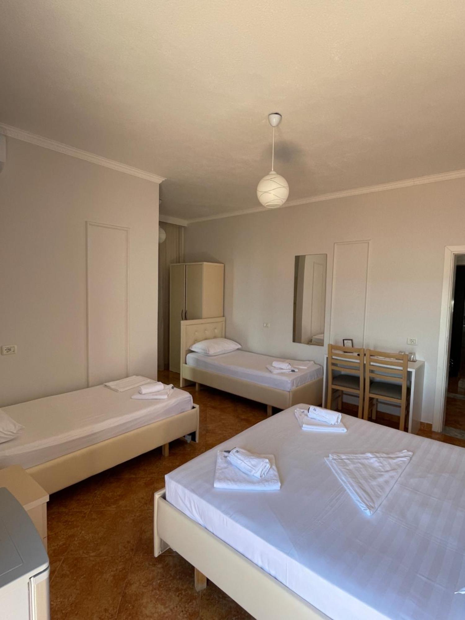 Hotel Tirona ドゥラス エクステリア 写真